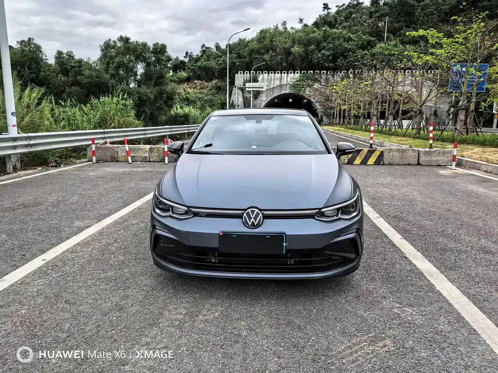 Volkswagen Golf 2024 из CN, фото 2