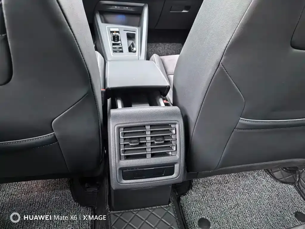 Volkswagen Golf 2024 из CN, фото 8