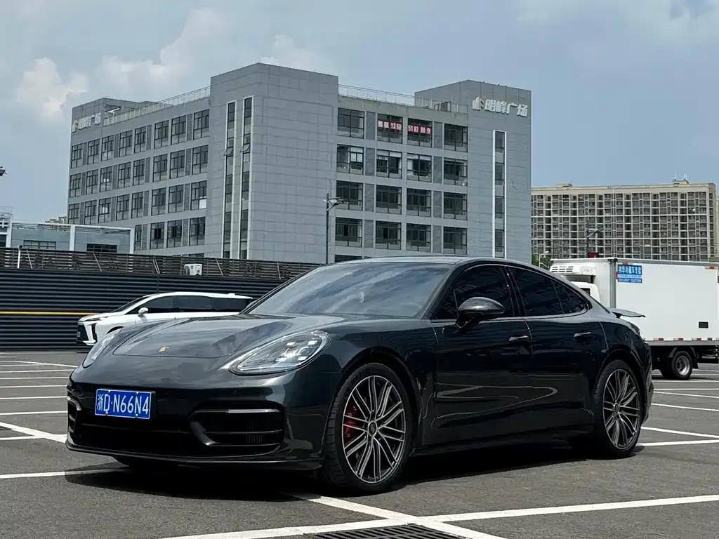Porsche Panamera — фото 1