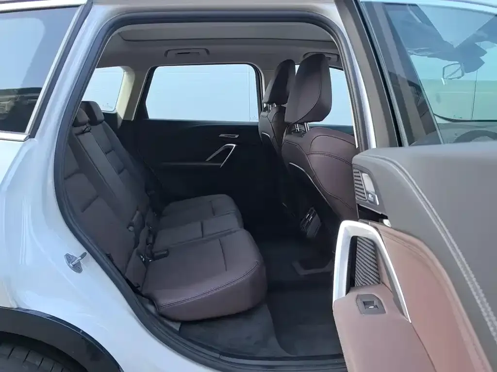 BMW iX1 2025 из CN, фото 9