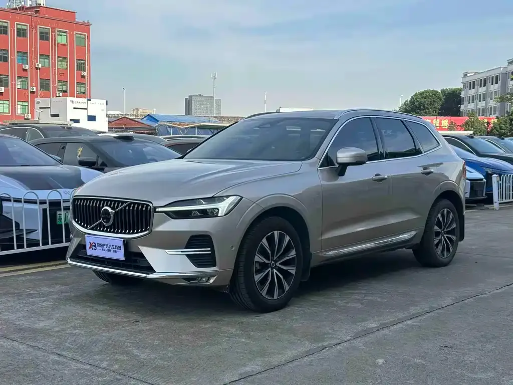 Volvo XC60 — фото 1