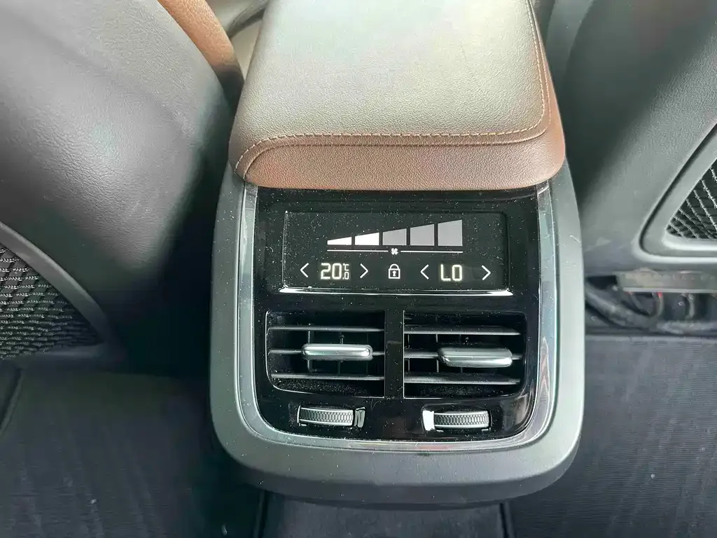 Volvo XC60 — фото 10