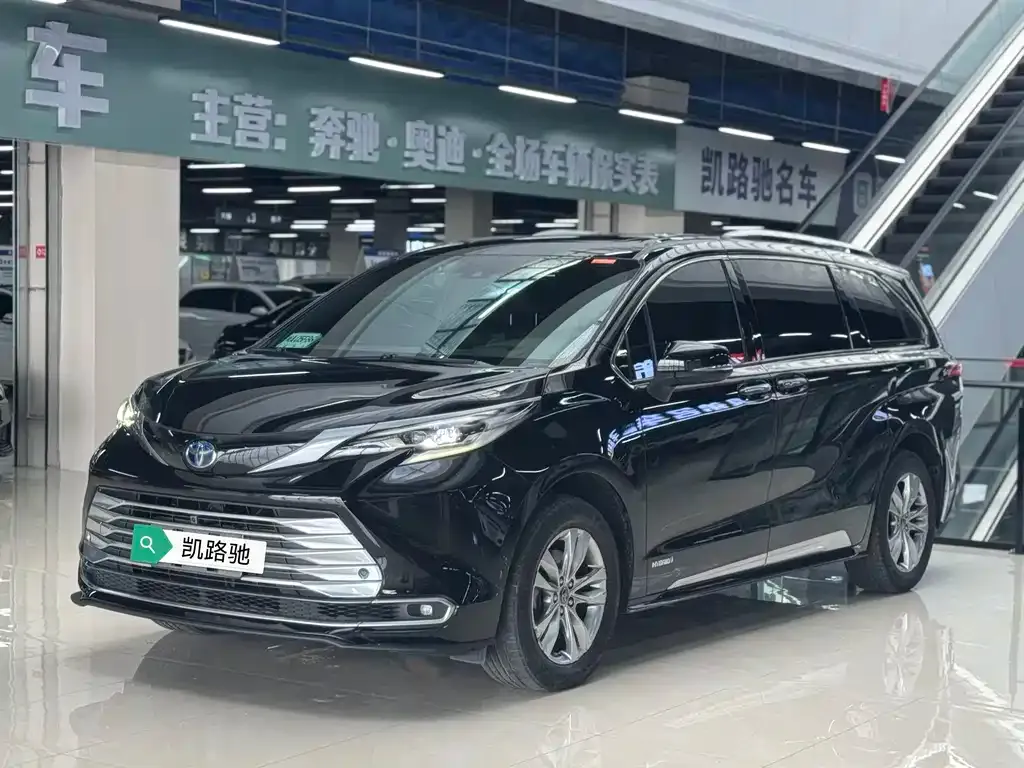 Toyota Sienna — фото 1