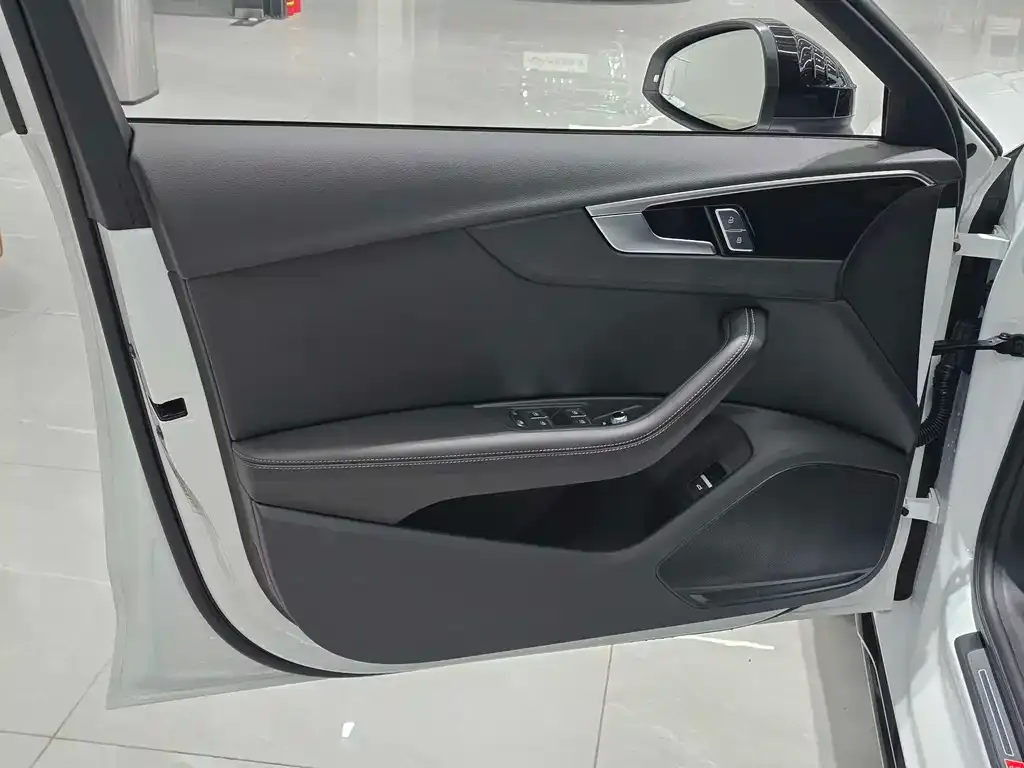Audi A4L 2024 из CN, фото 5