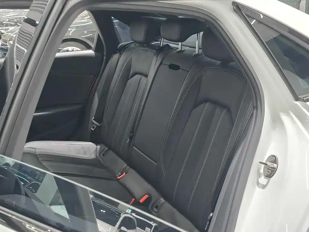 Audi A4L 2024 из CN, фото 6