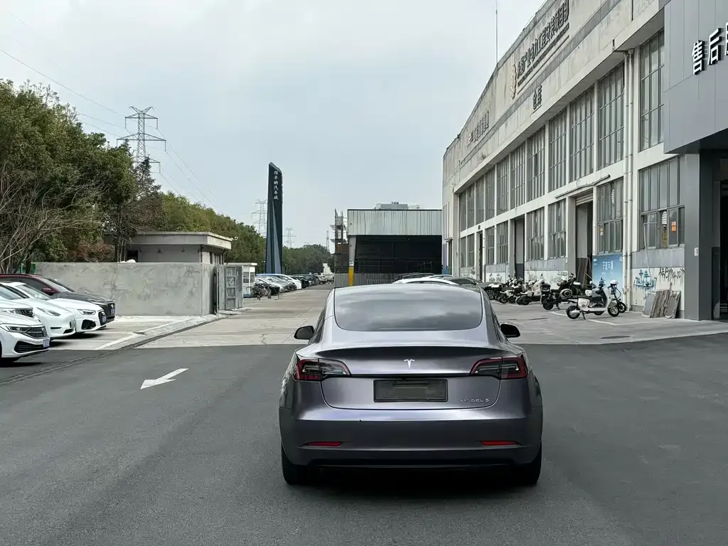Tesla Model 3 — фото 9