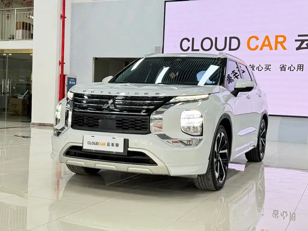 Mitsubishi Outlander — фото 1