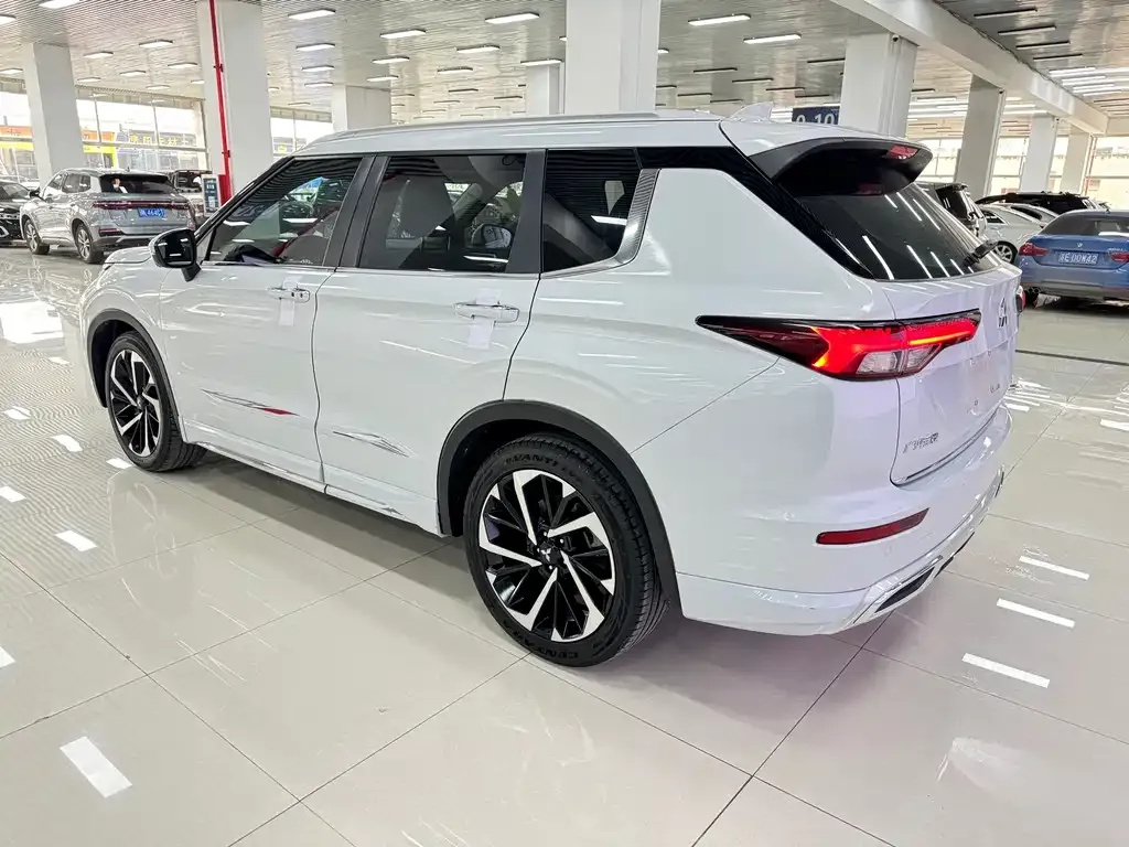 Mitsubishi Outlander — фото 7