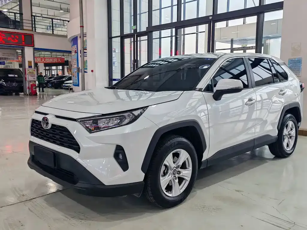 Toyota RAV4 — фото 1