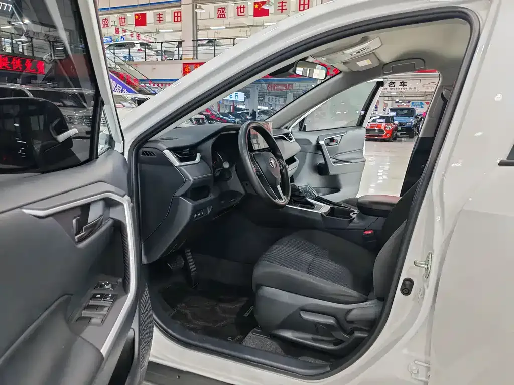Toyota RAV4 — фото 4