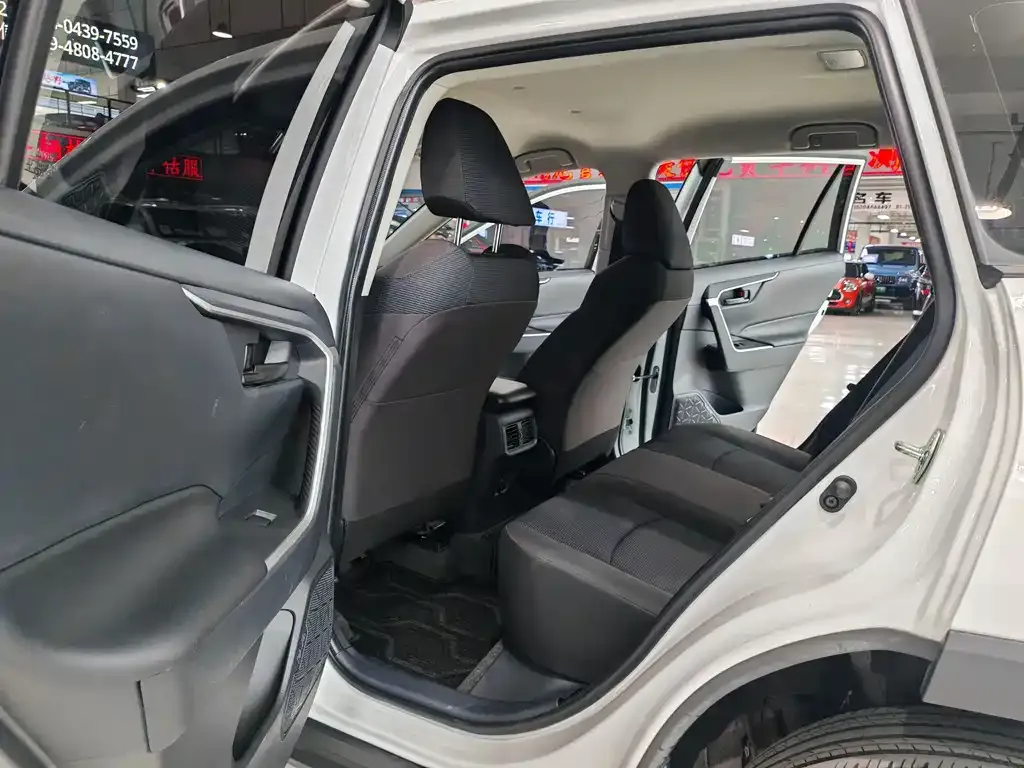 Toyota RAV4 — фото 5