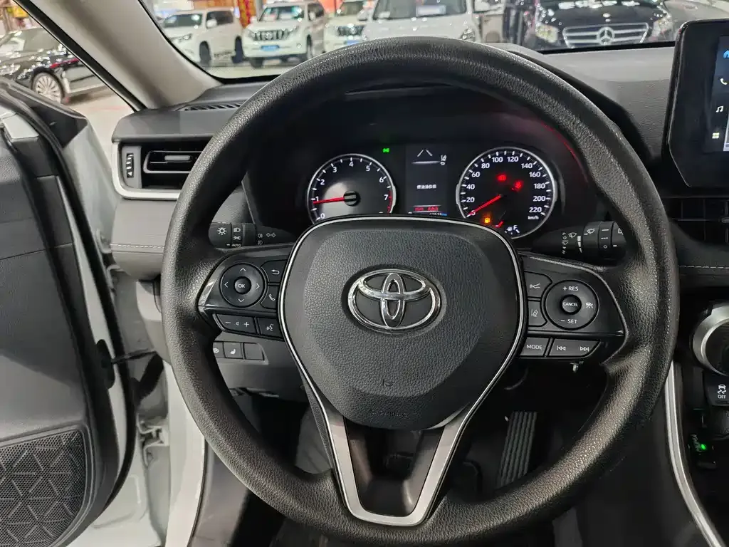 Toyota RAV4 — фото 7