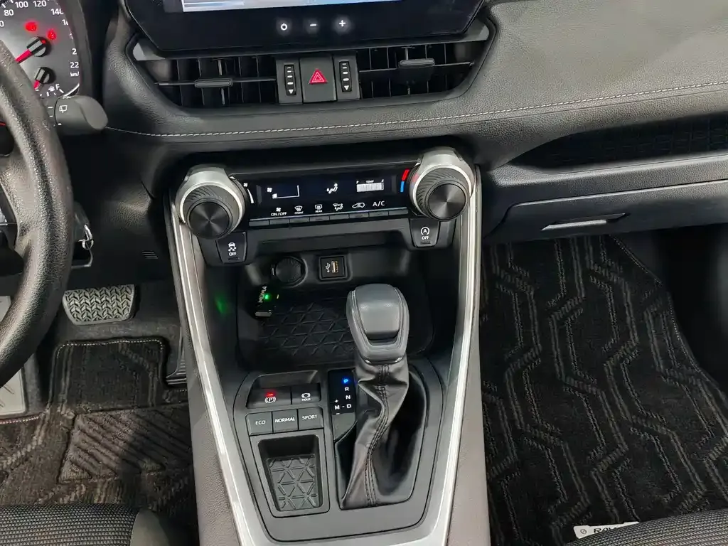 Toyota RAV4 — фото 9