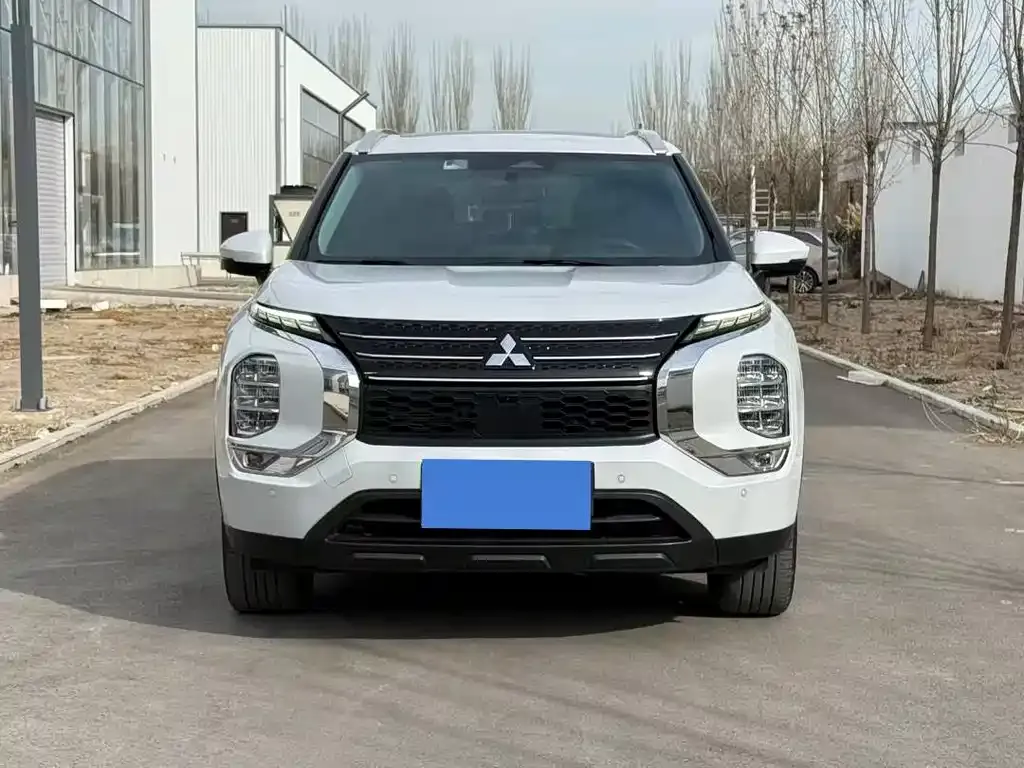 Mitsubishi Outlander 2023 из CN, фото 2