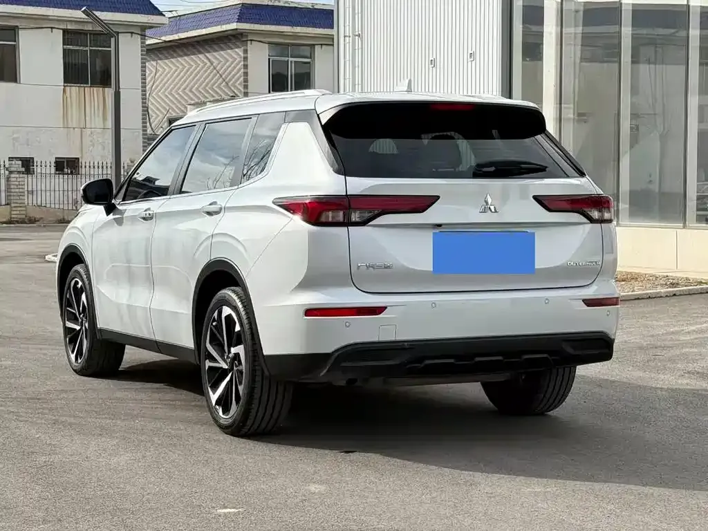 Mitsubishi Outlander 2023 из CN, фото 7