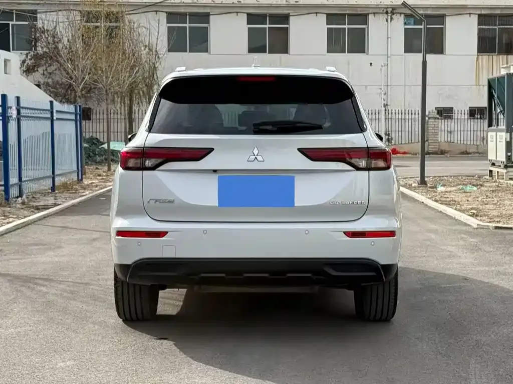 Mitsubishi Outlander 2023 из CN, фото 8