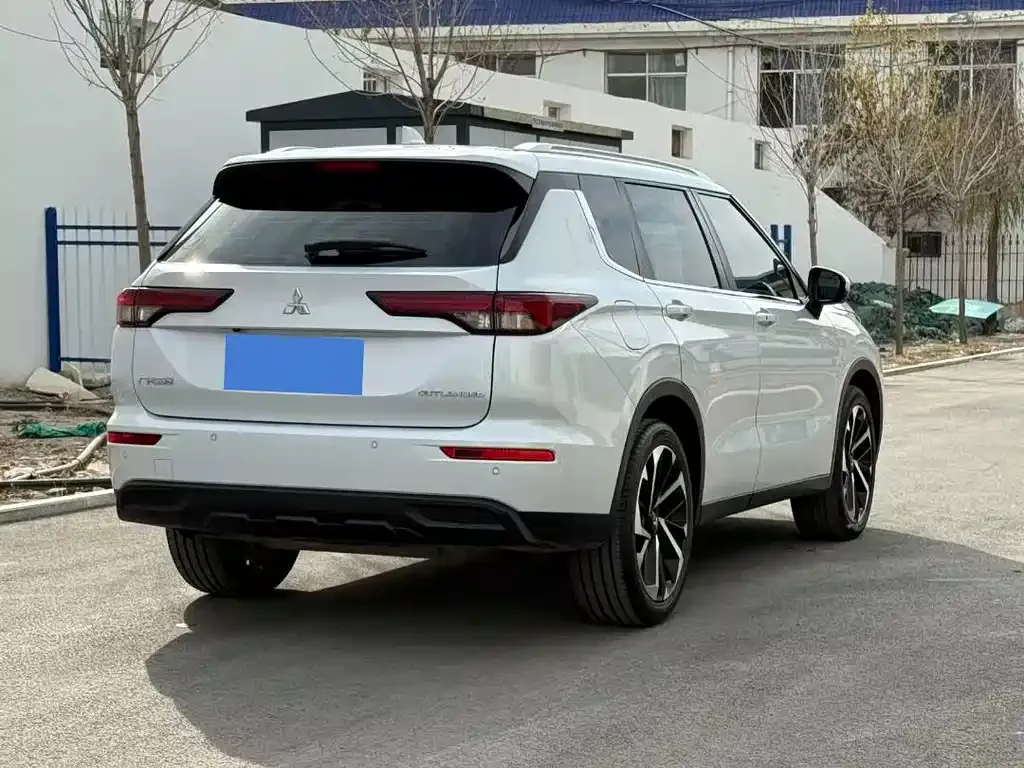 Mitsubishi Outlander 2023 из CN, фото 9