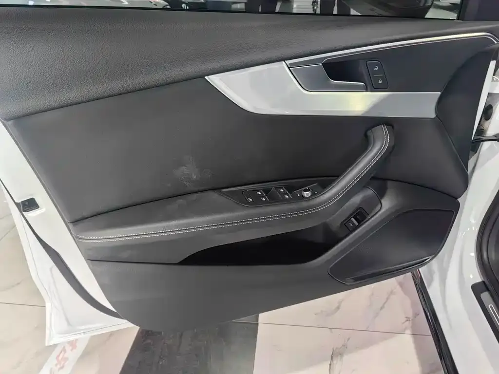Audi A4L 2022 из CN, фото 5