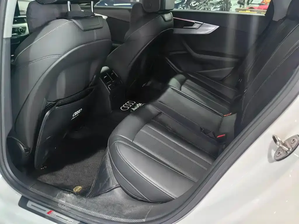 Audi A4L 2022 из CN, фото 7