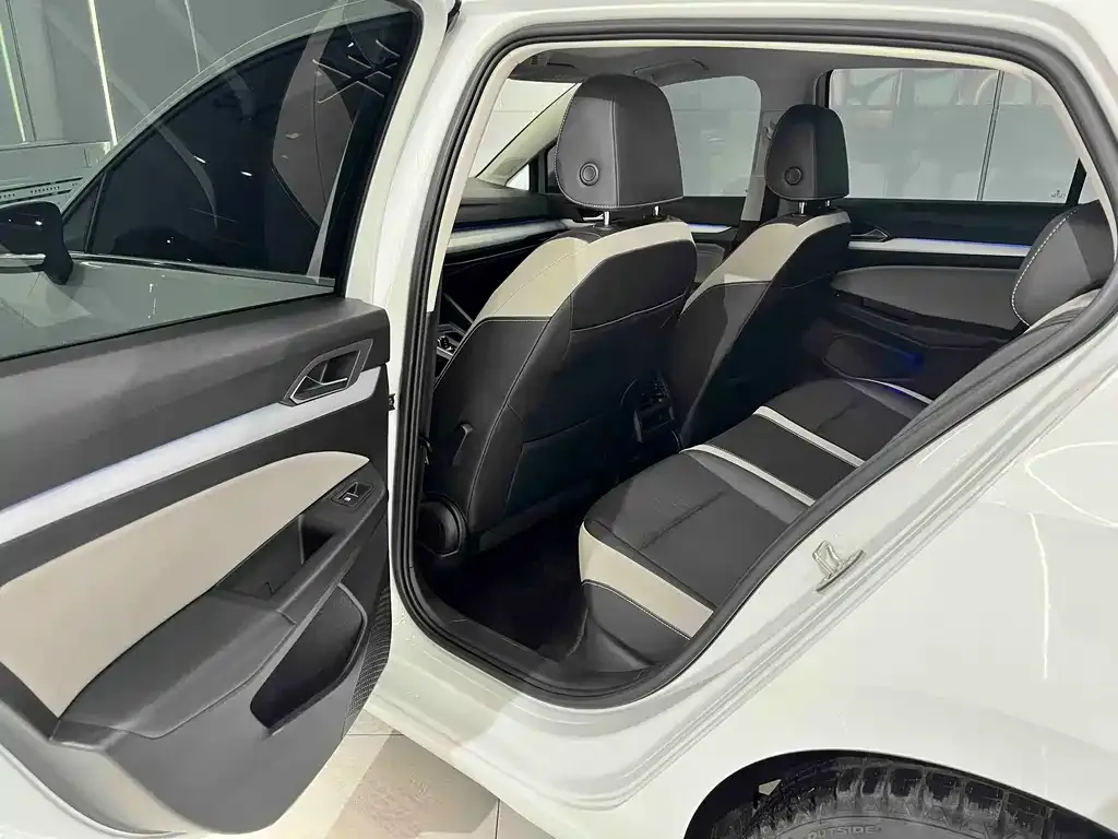 Volkswagen Golf 2022 из CN, фото 8