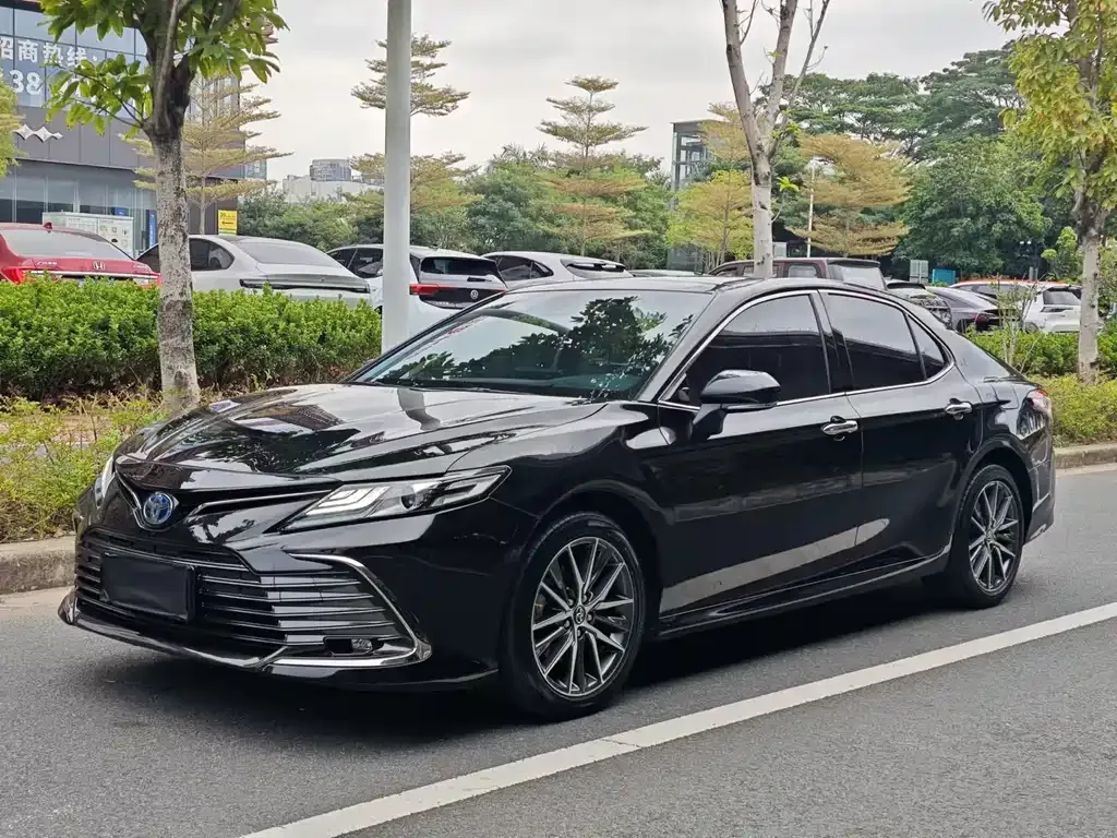 Toyota Camry — фото 1