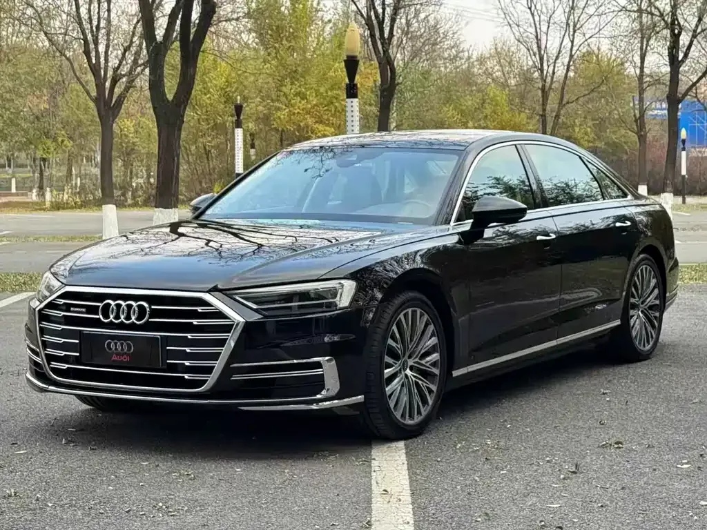 Audi A8 — фото 1