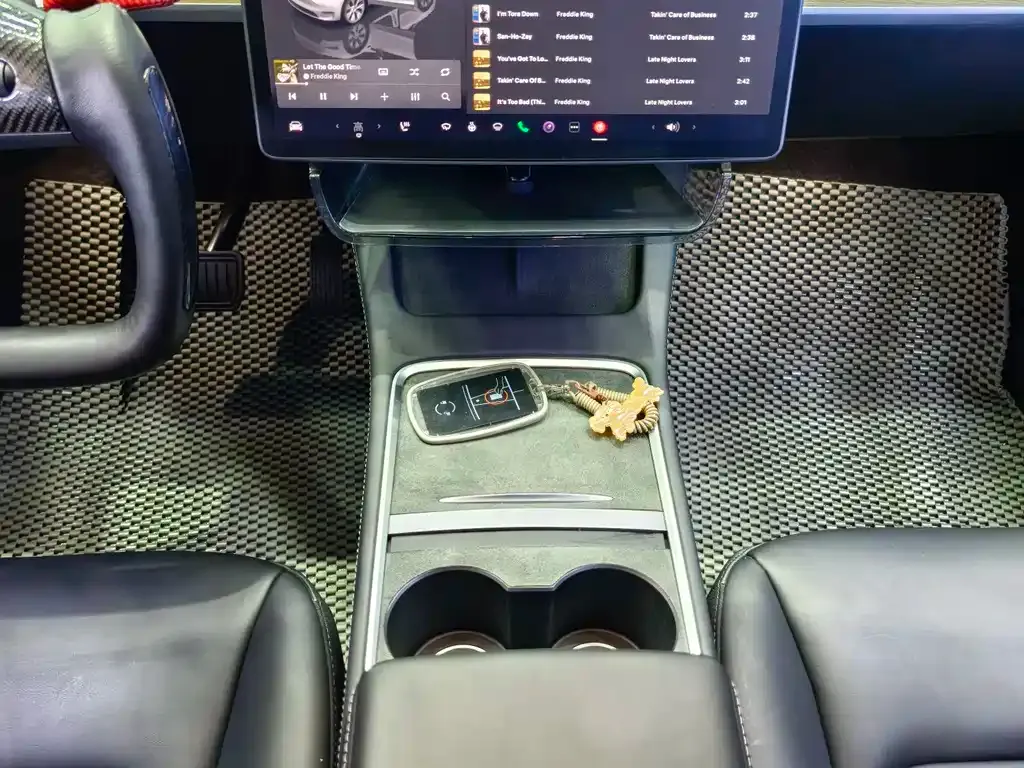 Tesla Model Y — фото 10