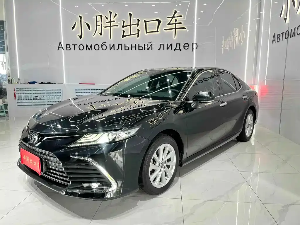 Toyota Camry — фото 1