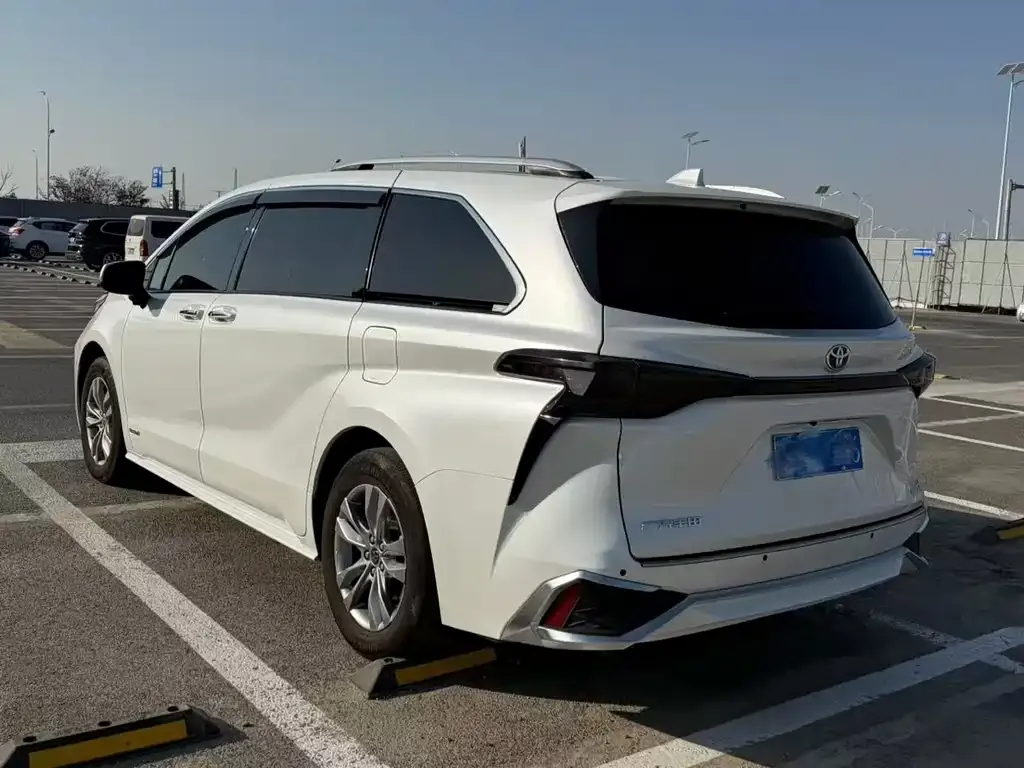 Toyota Sienna 2023 из CN, фото 4