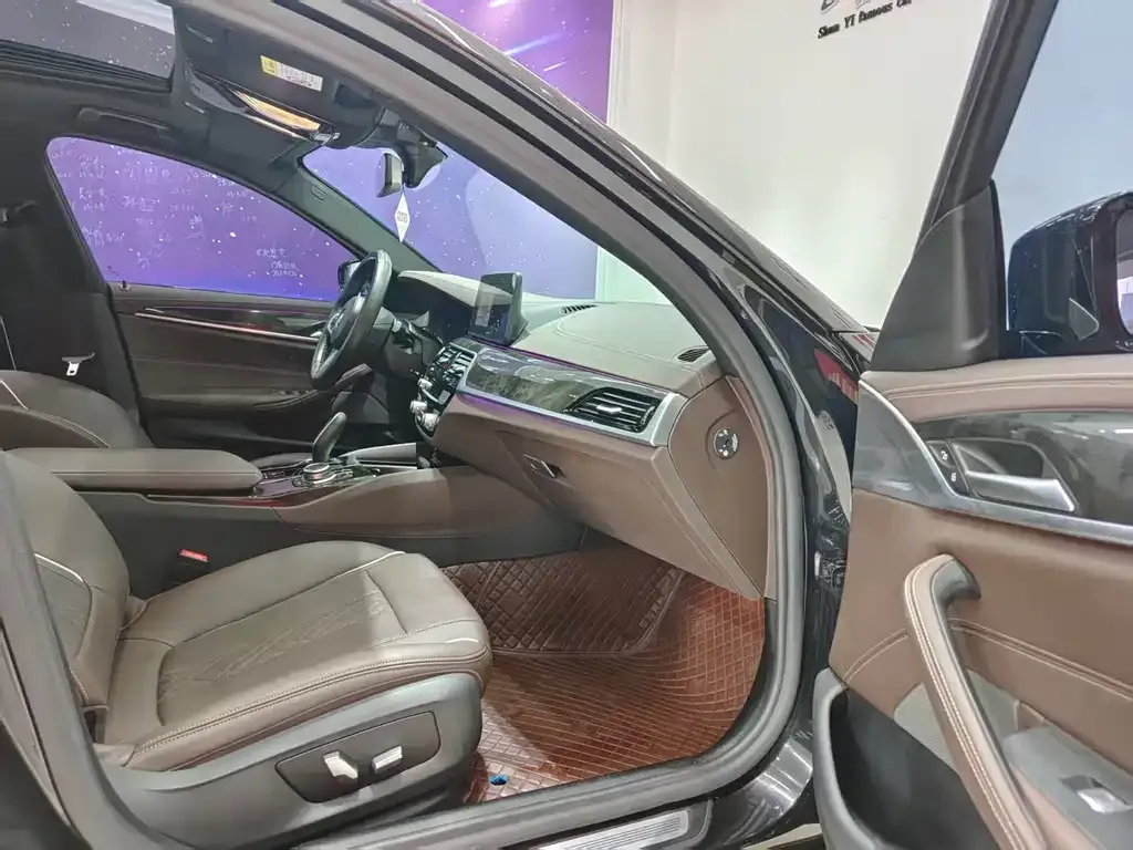 BMW 5 Series 2022 из CN, фото 10