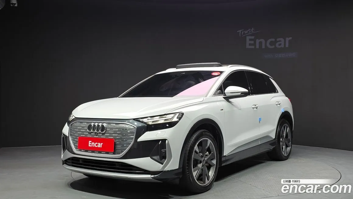 Audi Q4 e-tron — фото 1