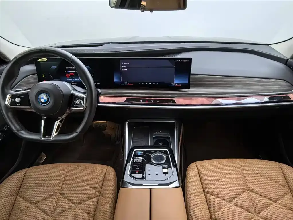 BMW i7 — фото 7
