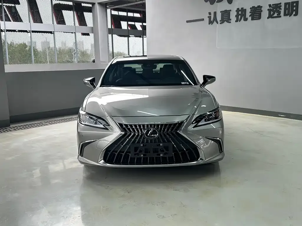 Lexus ES — фото 1