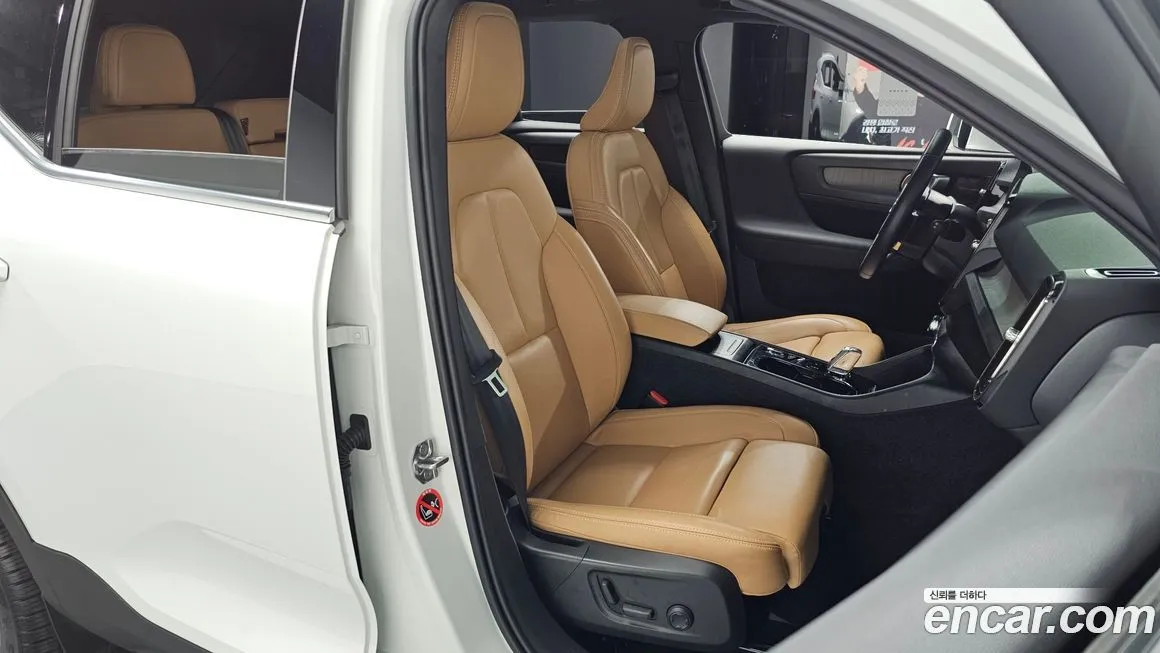 Volvo XC40 — фото 10