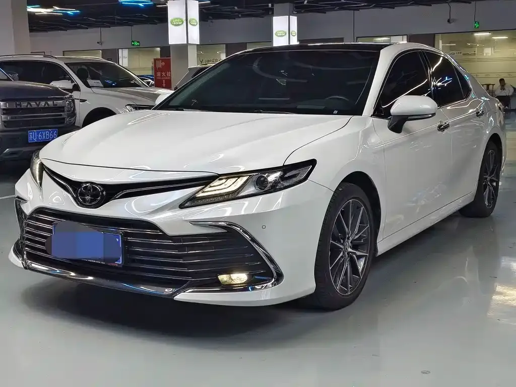 Toyota Camry — фото 1