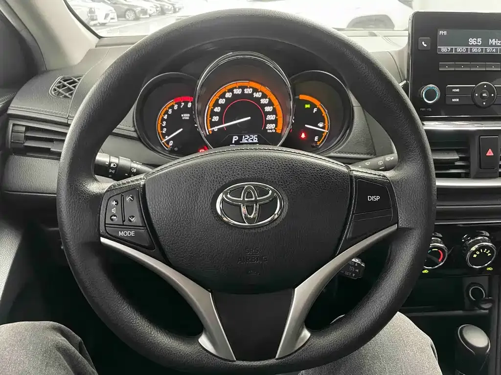 Toyota Yaris L — фото 8