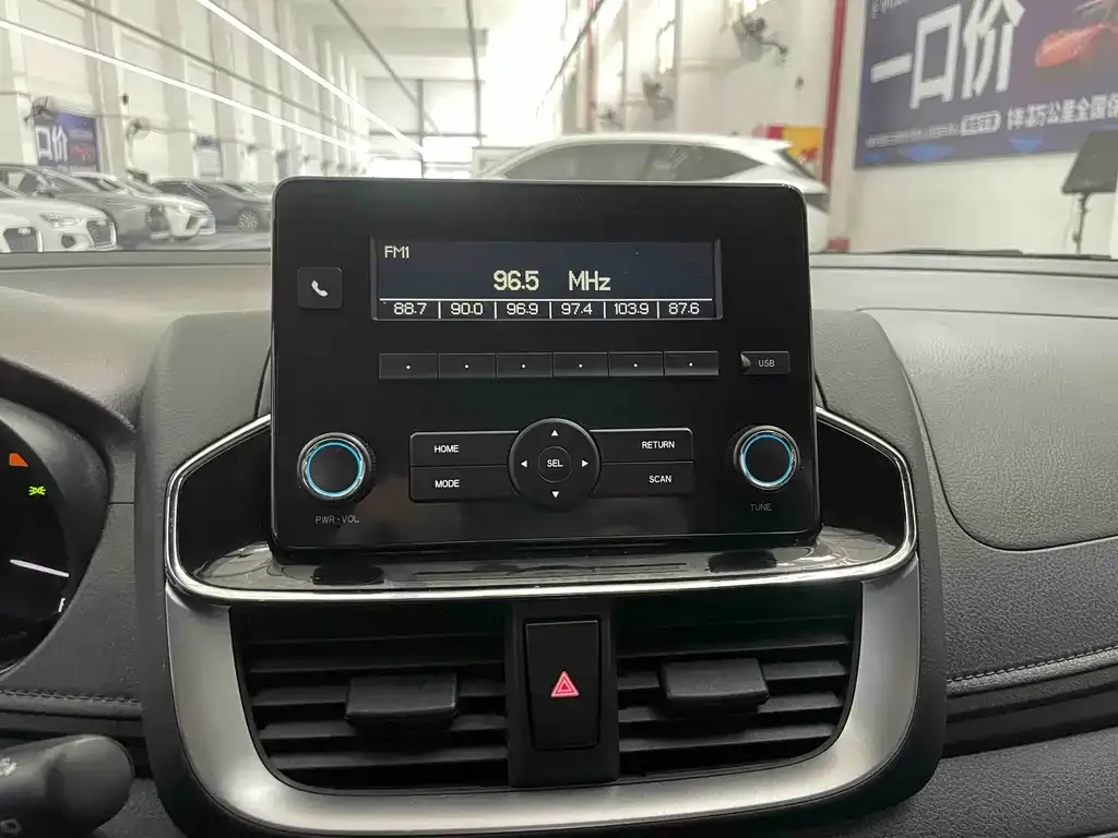 Toyota Yaris L — фото 9