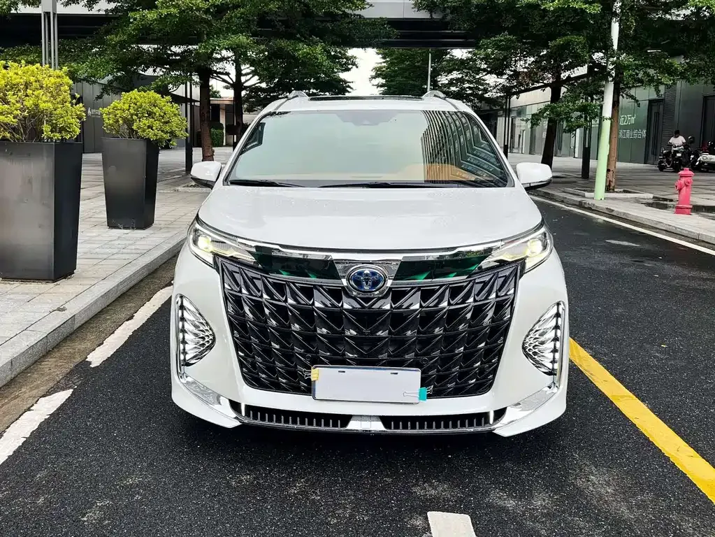 Toyota Granvia — фото 2
