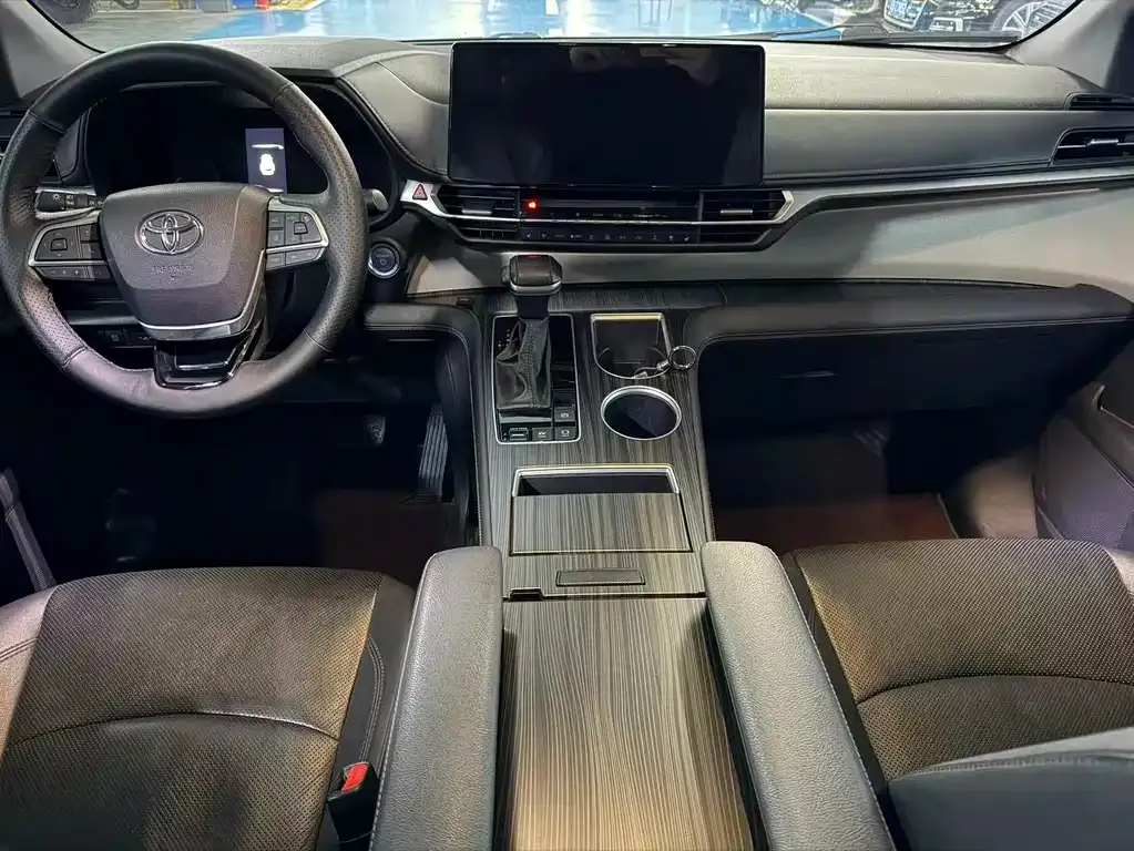 Toyota Granvia 2023 из CN, фото 4