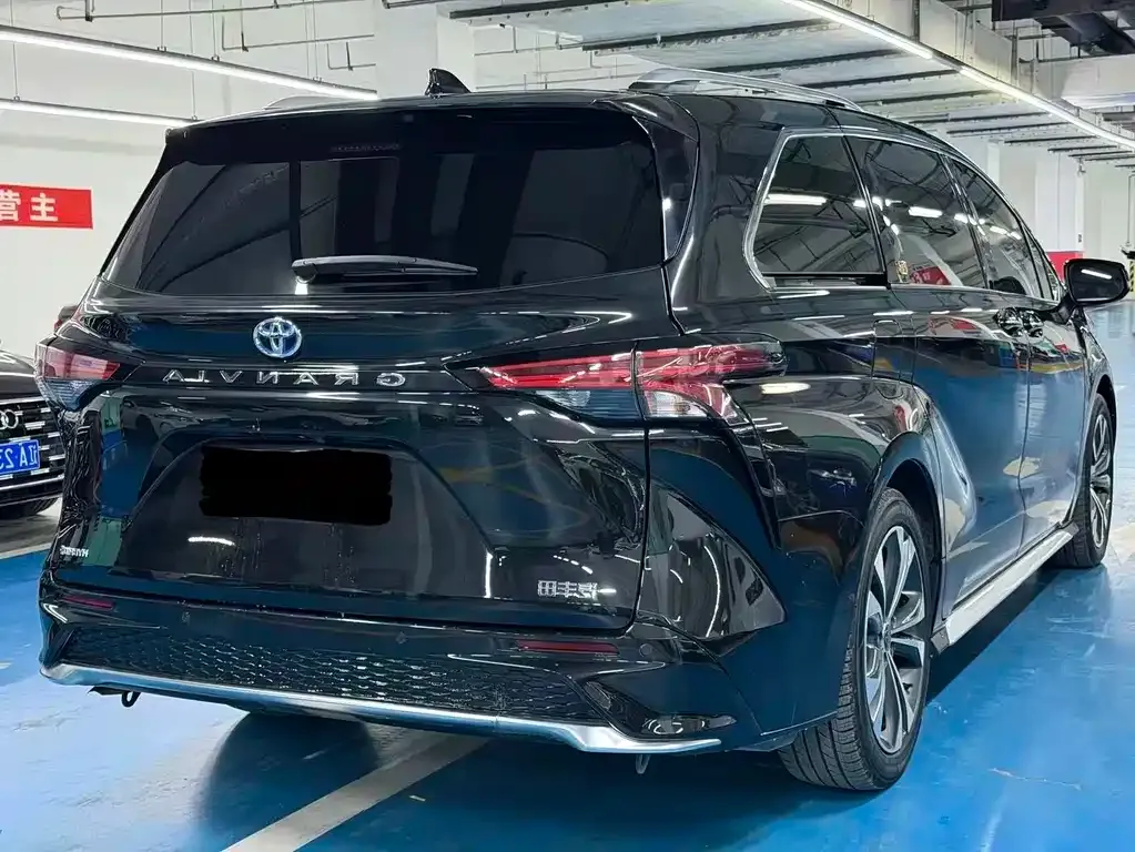 Toyota Granvia 2023 из CN, фото 9