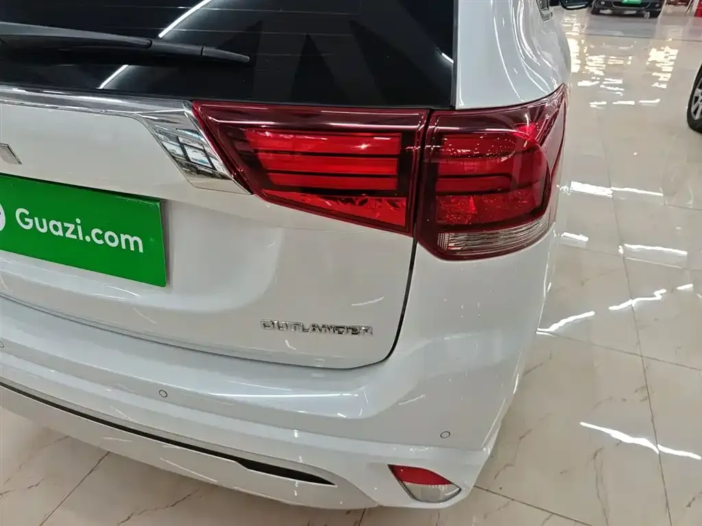 Mitsubishi Outlander 2023 из CN, фото 8
