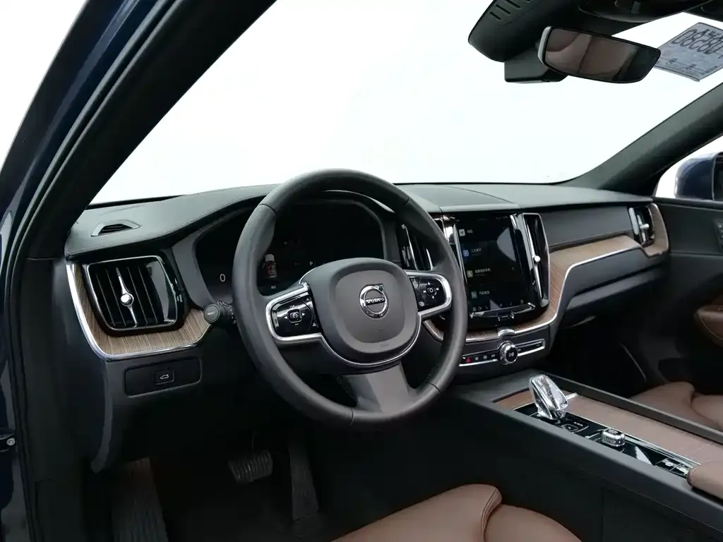 Volvo XC60 — фото 7