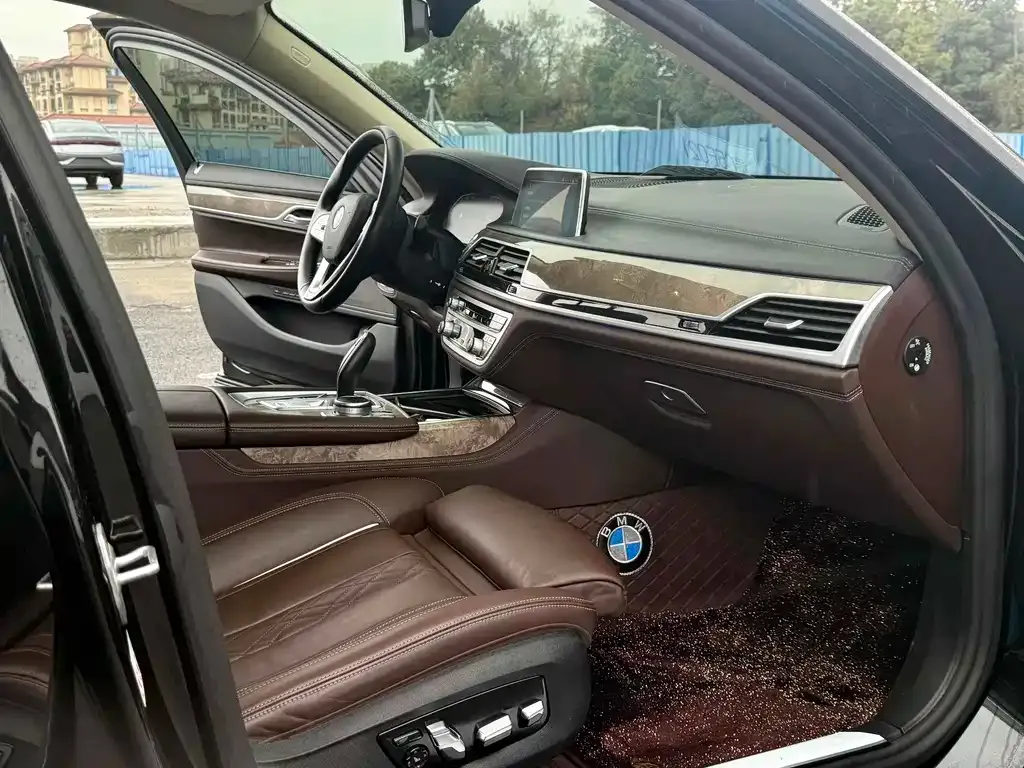 BMW 7 Series 2021 из CN, фото 8