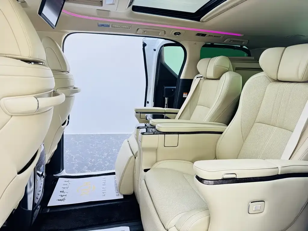 Toyota Vellfire — фото 8