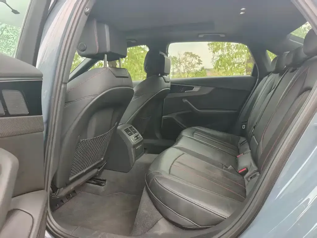 Audi A4L 2023 из CN, фото 10