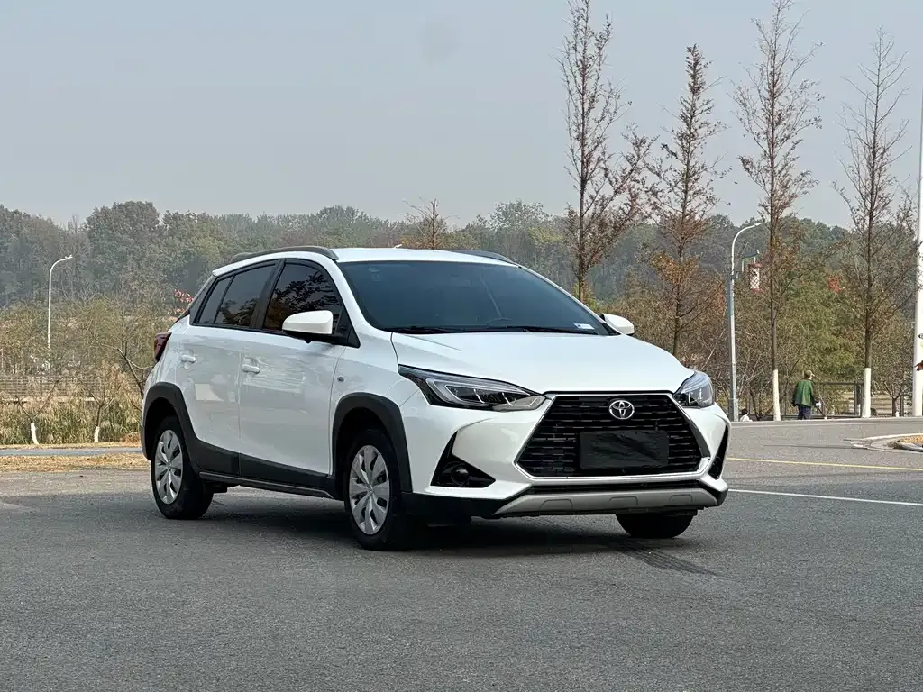 Toyota Yaris L — фото 2