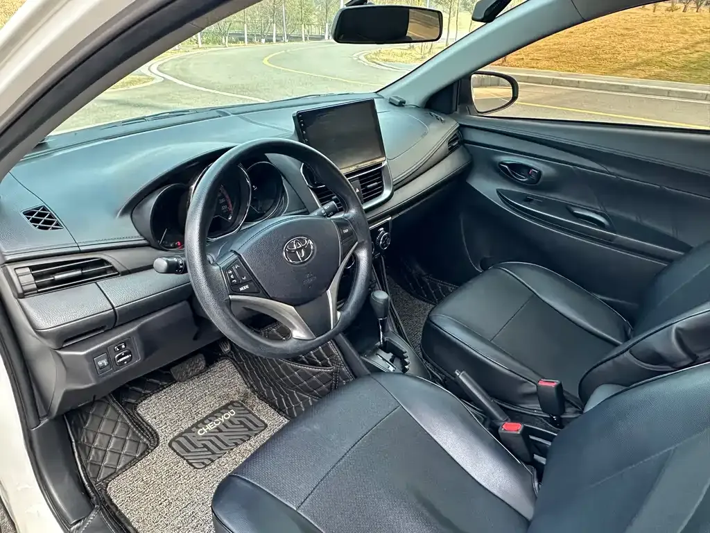 Toyota Yaris L — фото 5