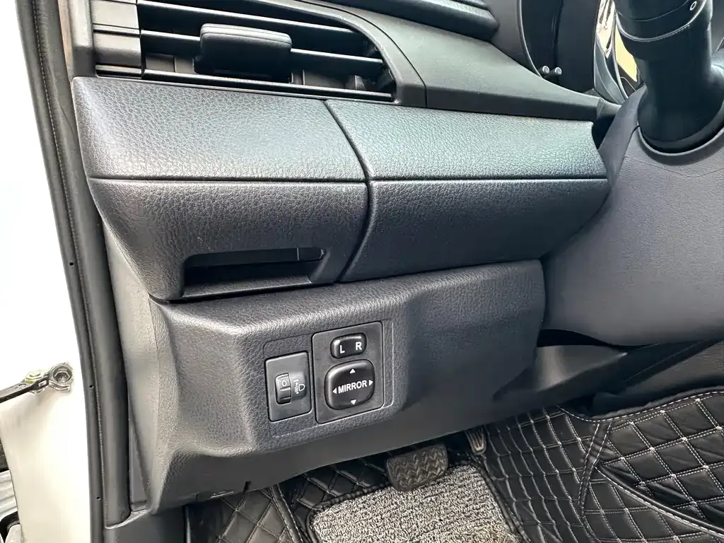 Toyota Yaris L — фото 6