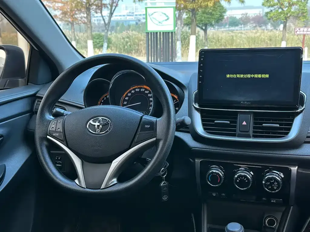 Toyota Yaris L — фото 8