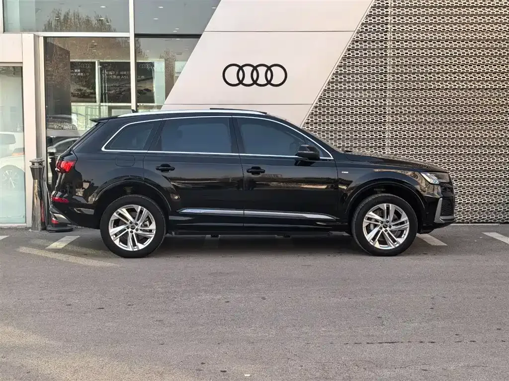 Audi Q7 2024 из CN, фото 3